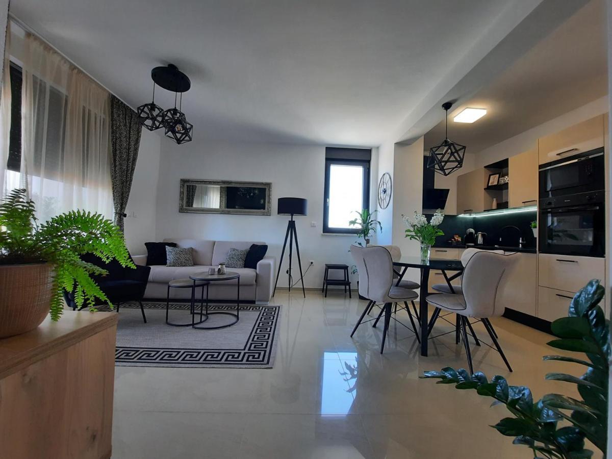 Enjoy Pula - New Apt With Terrace And Free Parking Garage Esterno foto