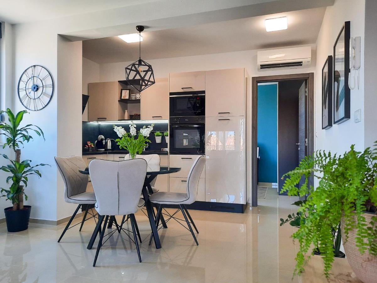 Enjoy Pula - New Apt With Terrace And Free Parking Garage Esterno foto