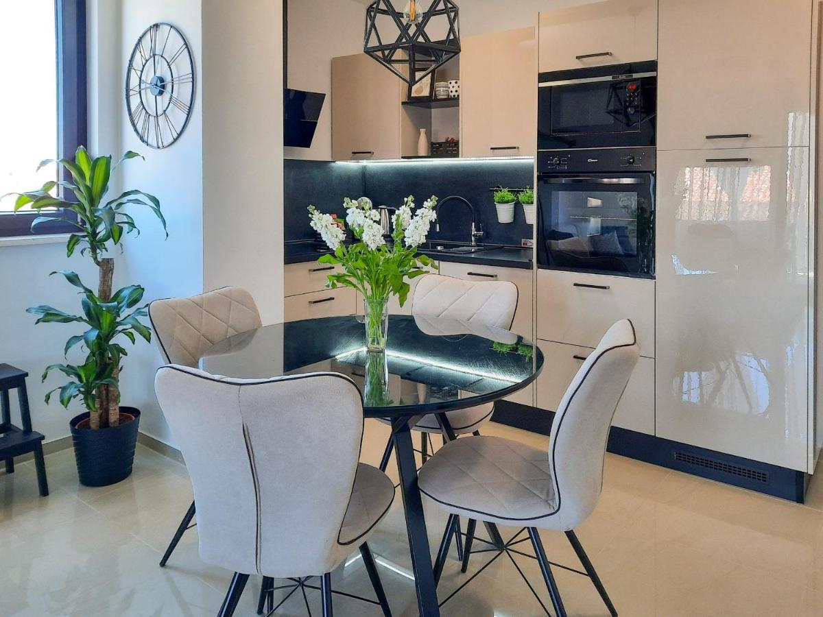 Enjoy Pula - New Apt With Terrace And Free Parking Garage Esterno foto